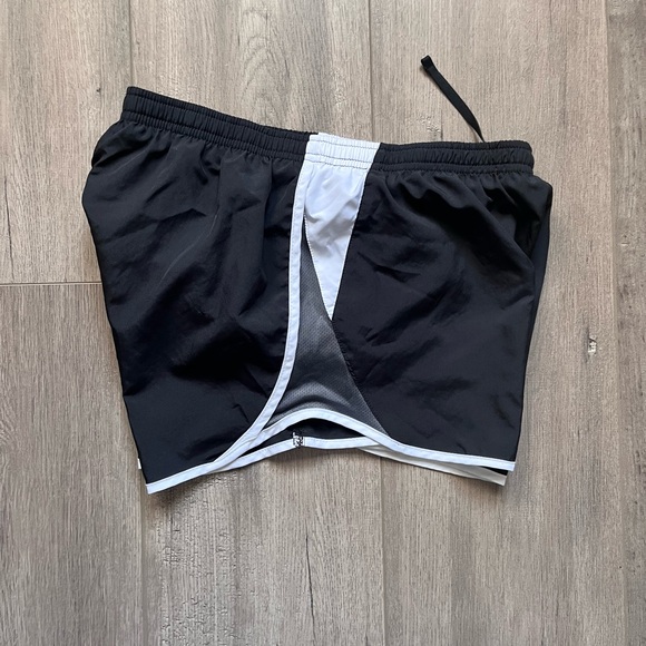 Women Nike Dri fit shorts - Picture 4 of 7